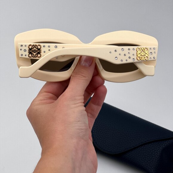 Loewe ANAGRAM LW4114IS Sunglasses – Crystal Studs Ivory Frame| Model LW4114IS 25 - Picture 3 of 13